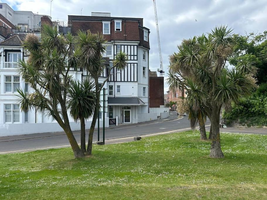 On The Beach Retreat Bournemouth Bagian luar foto